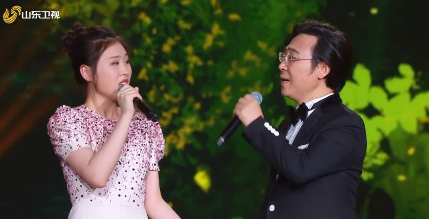 原创廖昌永带女儿上山东春晚父女同唱一首歌一个用美声一个用通俗