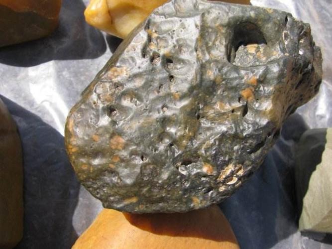 三号坑的稀有金属矿石.