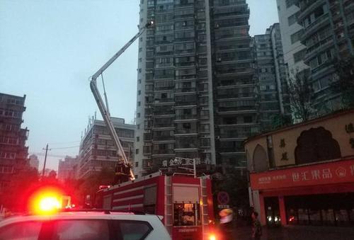 高楼突发大火火光冲天 消防出动4个消防中队10辆消防车联合救援