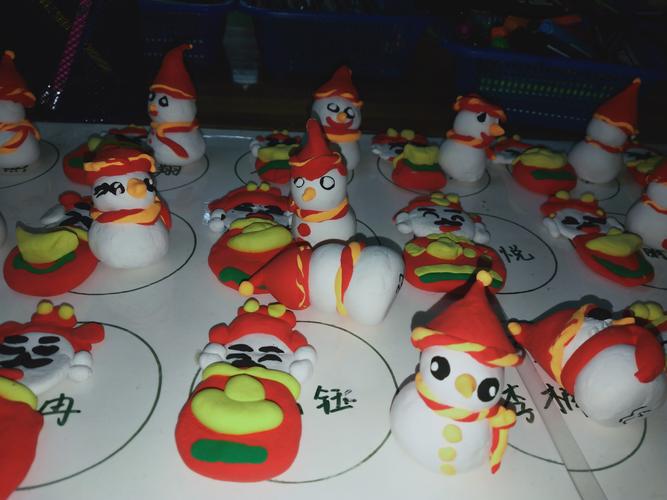 大二班由"迎元旦,过新年"的主题,制作了喜庆的"财神爷"和可爱的小雪人