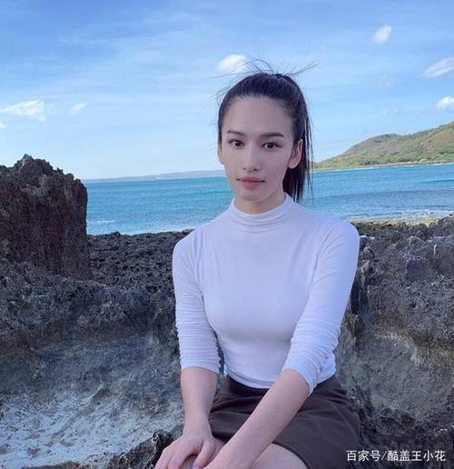 《摩天大楼》张柏嘉文艺风穿搭,白色t恤配格子裙,身材