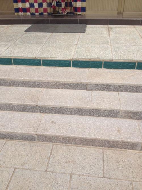 农村小院从院子到晾台是四步台阶,进正屋时一个台阶这样算五步台阶