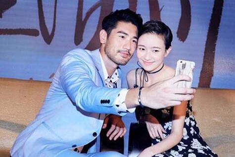 高以翔在焦俊艳背上折纸飞机