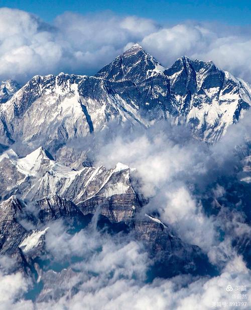 青藏高原是中国最大,世界海拔最高的高原,被称为"世界屋脊","第三极".