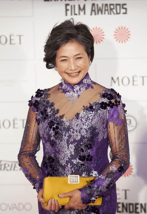 76岁郑佩佩才叫有气质穿礼裙显端庄大气气韵犹存看着真优雅