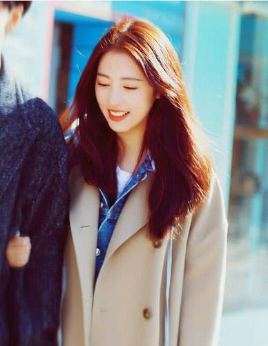 周雨彤高中有多美,穿校服素颜自拍,难怪当年一天收八封情书