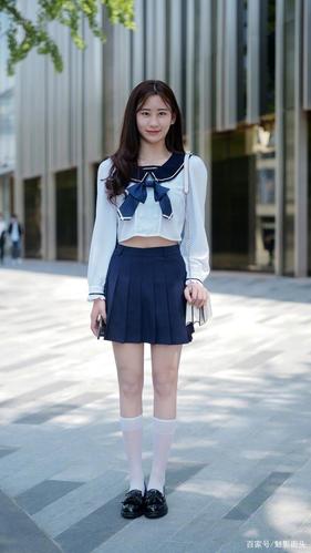 春末夏初,美女选择百褶短裙,在不经意中展示好身材,青春又减龄