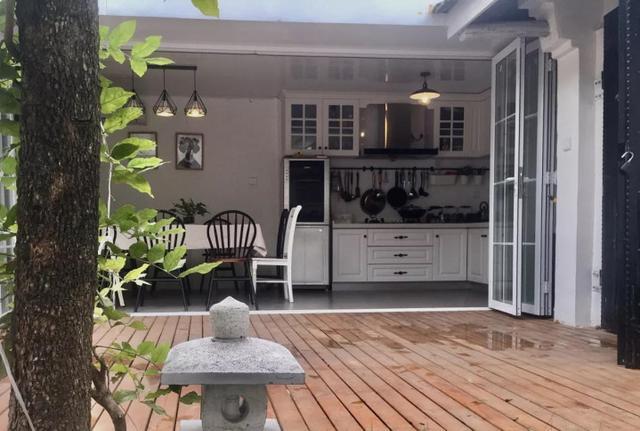 她不顾父母反对将老破平房改造,花了16w,完工后朋友来