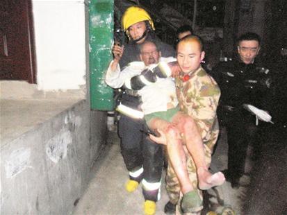 接报警后,江汉消防官兵摸进浓烟滚滚的房屋救出爹爹.
