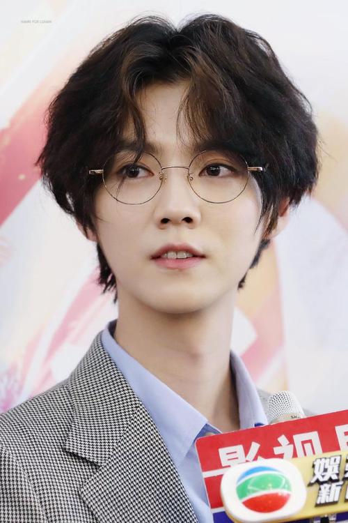 鹿晗眼镜杀来袭 清新阳光斯文败类皆可驾驭