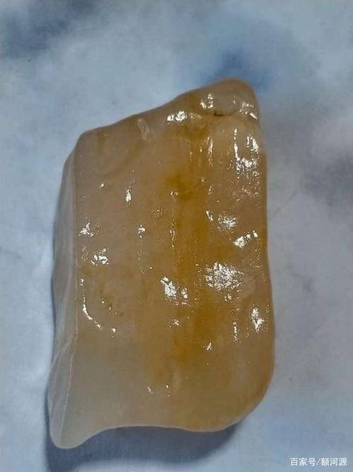 因产于古丝绸之路玉石为金黄色,内部带萝卜纹而得名"金丝玉".