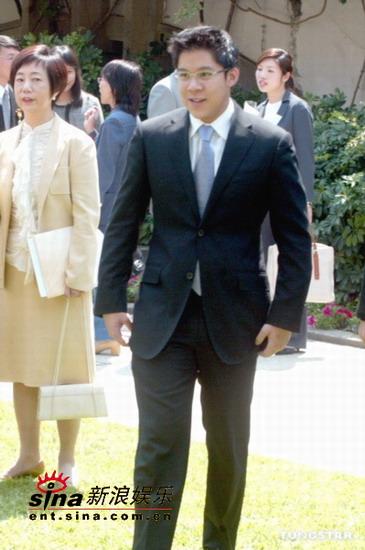 郭晶晶撇下田亮夜会霍启刚 披头散发被偷拍(图)