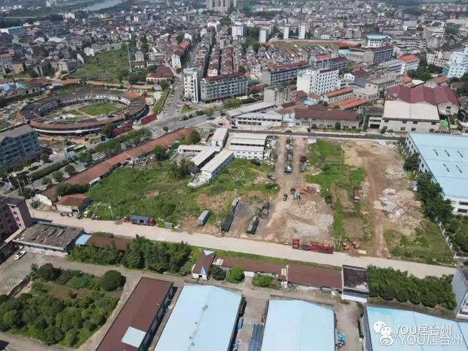 地块 位于天台平桥镇友谊路与圣泉北路交叉路口,周边有天台平桥中学