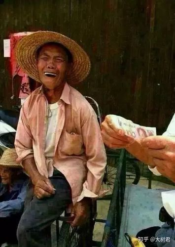 农村卖菜老人因收到假币路边哭泣有人的举动超级暖心