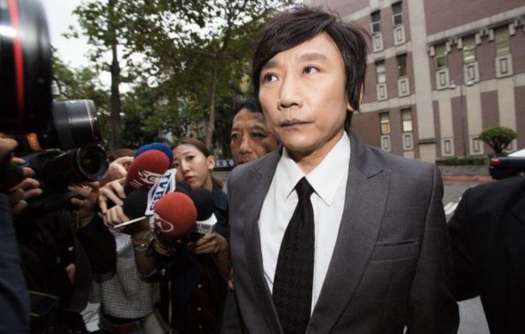 "在秦伟的甜言蜜语攻势下,不少女性