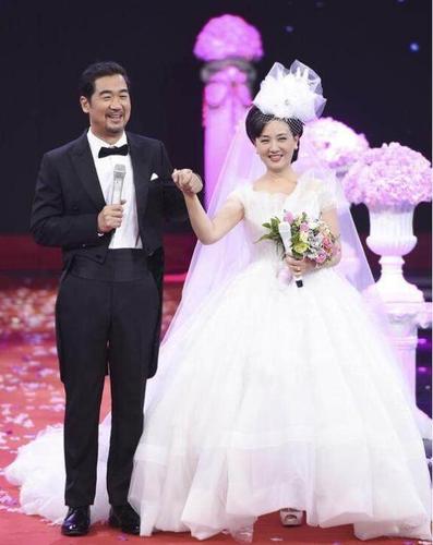 网友偶遇张国立邓婕香港恩爱逛街,60岁的邓婕素颜长