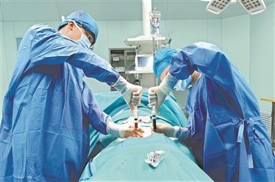 摆在周先生面前的只有骨髓移植一条路,根据医生公布的配型结果,只有