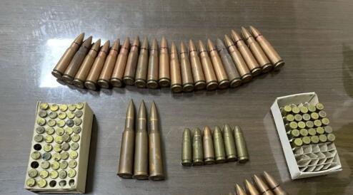 经过清点 共有军用步枪子弹41发 手枪子弹6发,机枪弹3发 小口径子弹25