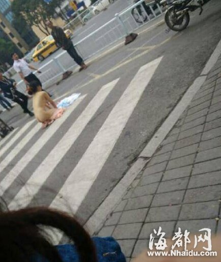 女子疑患精神病 一丝不挂跪路边