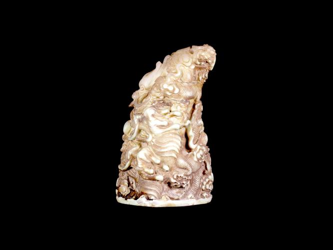 《五龙戏珠》雕龙摆件