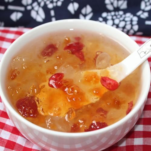 桃胶和皂角米,雪燕一起炖成甜品,是很多女性的至爱.