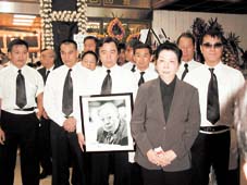 张彻遗体告别仪式极尽荣哀众多导演前来送别多图