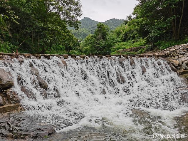安徽金寨龙井十里溪风光,正逢雨季涨水,山里的瀑布壮观多了!