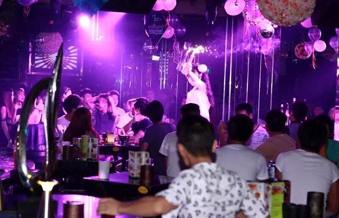 教室布置像酒吧 学生变身调酒师