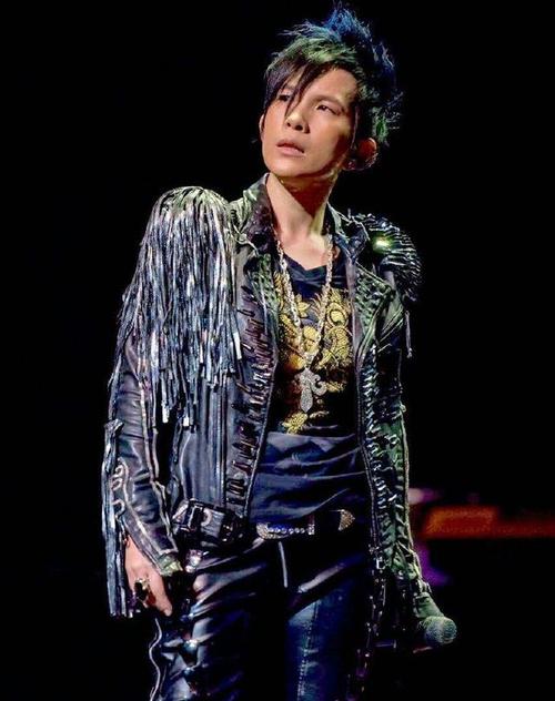 潘美辰坐轮椅开演唱会,《我想有个家》唱了30年,自己