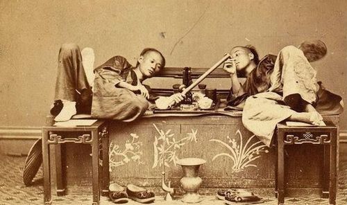 一组清朝吸食鸦片老照片:个个自甘堕落,迷迷糊糊,瘦骨