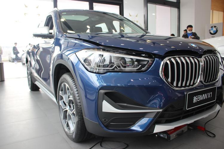 从外观上看,新型bmw x1的进气格栅已经变大.