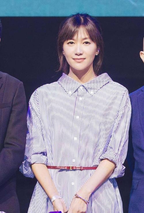 徐静蕾尝试新风格穿透视装配金发扮辣妹少了清新文艺范变俗气