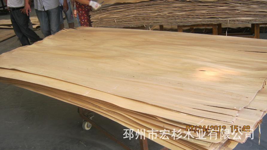 6mm的整芯旋切单板,无虫洞无结疤,底面板为0.8mm的桦木贴面.