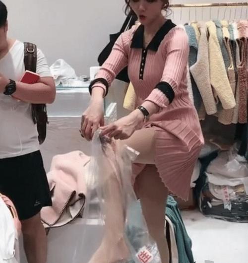 女子穿丝袜用饮料浇,脚放在塑料袋里,网友:没看懂