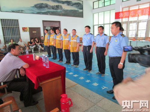 洛阳车务段领导在提醒演练注意事项 (图 杨金科)