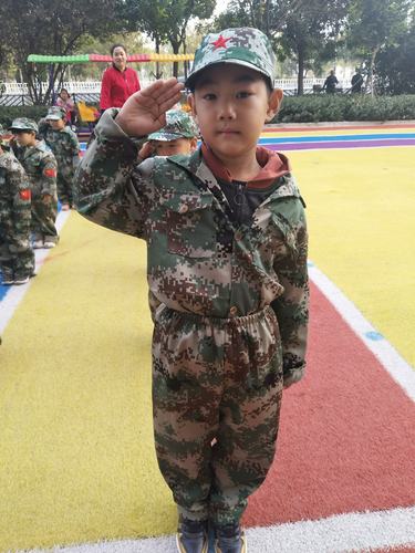 看我们的敬礼姿势多标准