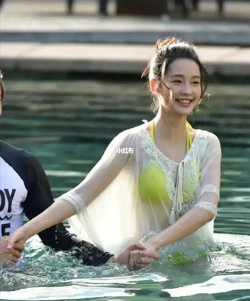 李沁泳装秀_李沁_泳衣_游泳池_游泳_恋爱_娱乐_明星