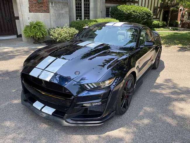 2021 款福特 谢尔比 gt500是标准福特野马的超高性能变体.