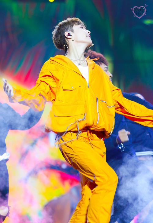 张艺兴身穿橘色套装青春活力帅气有型尽显街头风潮