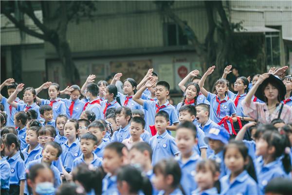 成都市建设路小学举行一年级入队仪式