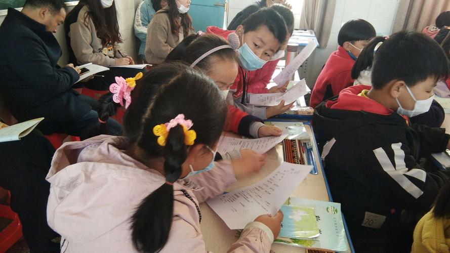 带着口罩小组讨论,一样的专注,一样的倾听.