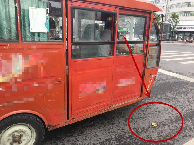 临颍:人民路与新城路交叉口,这两辆红三轮车的行为