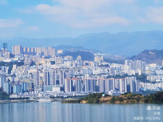 出了巫峡,就是巫山县城.