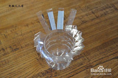 环保达人利用矿泉水瓶子自制花瓶