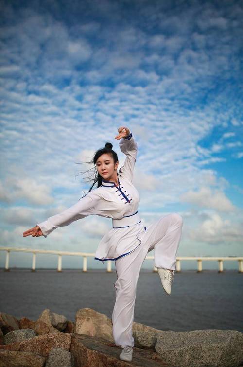 原来中国武术可以这么美 武林第一美女"海边照"美哭人间