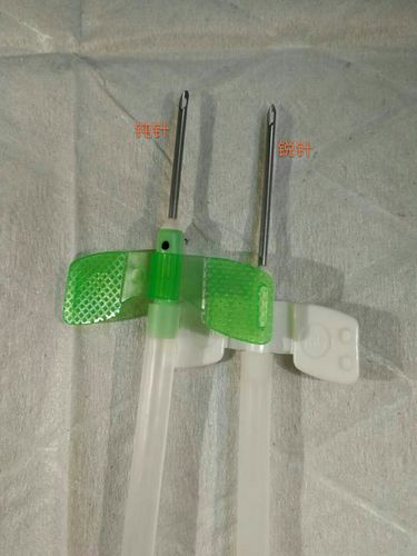 再来看看扣眼穿刺用的钝针和普通的锐针的对比!