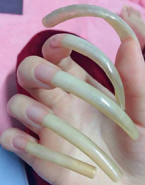 我女生喜欢留长指甲,留了两三年长指甲你们觉得怎样