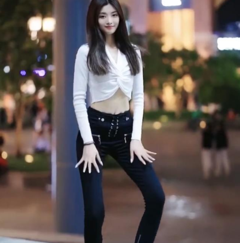 抖音美女红人,是一位街拍模特,身材高挑,依靠大长腿走红