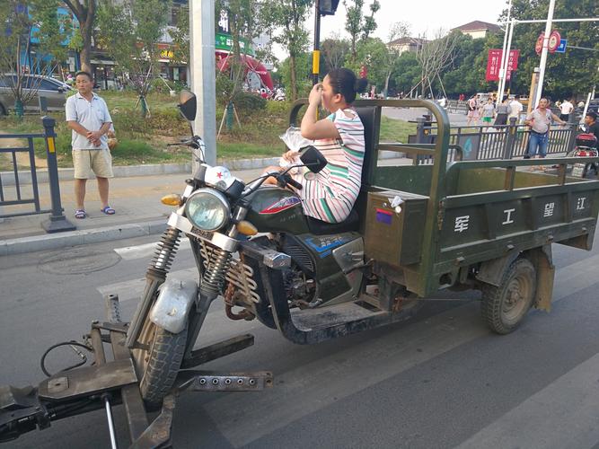查扣三轮摩托车遭受阻扰