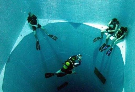 世界最深游泳池,水深40米,相当于十几层楼你敢游吗?